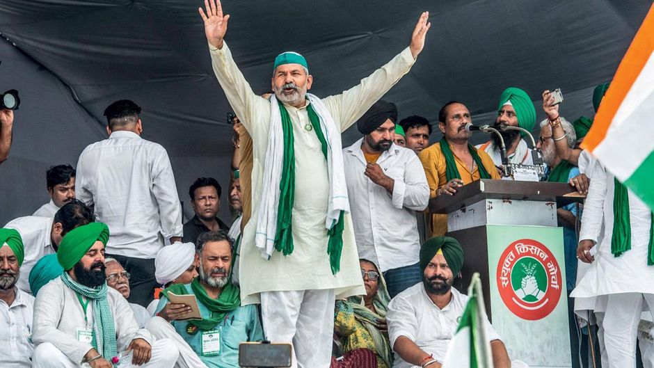 ताकत का प्रदर्शन मुजफ्फरनगर की किसान पंचायत में डायस के पास खड़े राकेश टिकैत