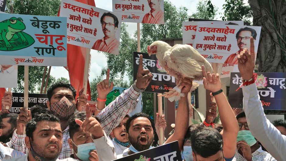 सियासी जंग 24 अगस्त को मुंबई में नारायण राणे के जुहू स्थित आवास के बाहर शिवसेना-भाजपा कार्यकर्ताओं की भिड़ंत हो गई