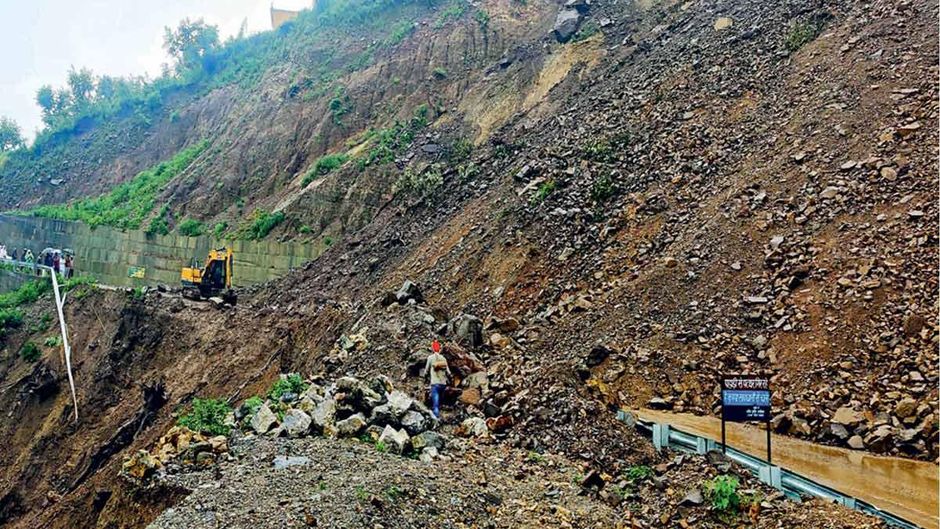ऋषिकेश गंगोत्री मार्ग में जगह-जगह दरक रहे पहाड़ से बाधित सड़क