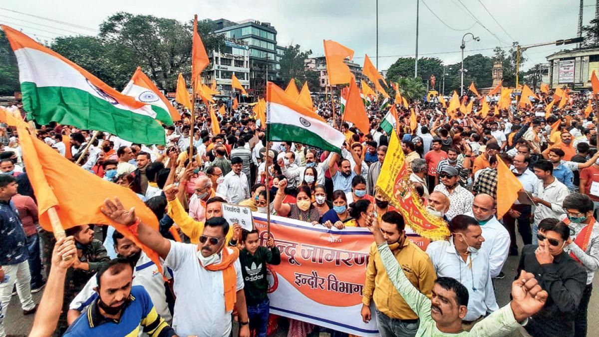 माहौल गर्म इंदौर क्षेत्र के हिंदू संगठन विरोध प्रदर्शन करते हुए