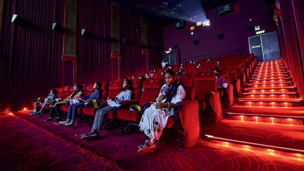 सिनेमाघर खोलने की घोषणा से बॉलीवुड में उत्साह का माहौल बन गया है. 