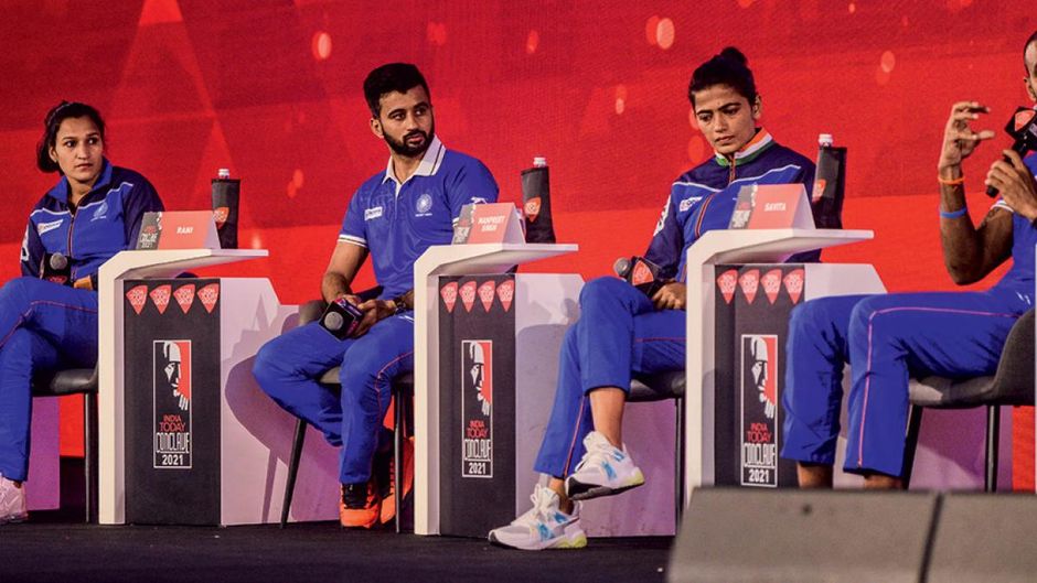 खेल भावना: (बाएं से दाएं) रानी रामपाल, मनप्रीत सिंह, सविता पूनिया और श्रीजेश परत्तु रवींद्रन