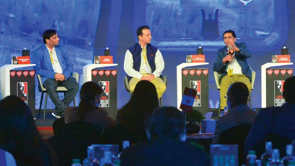 (बाएं से दाएं) नमन माथुर उर्फ मॉर्टल, विश्वलोक नाथ, अनीश कपूर, प्रसाद मांगिपुडी और अनीश अरविंद