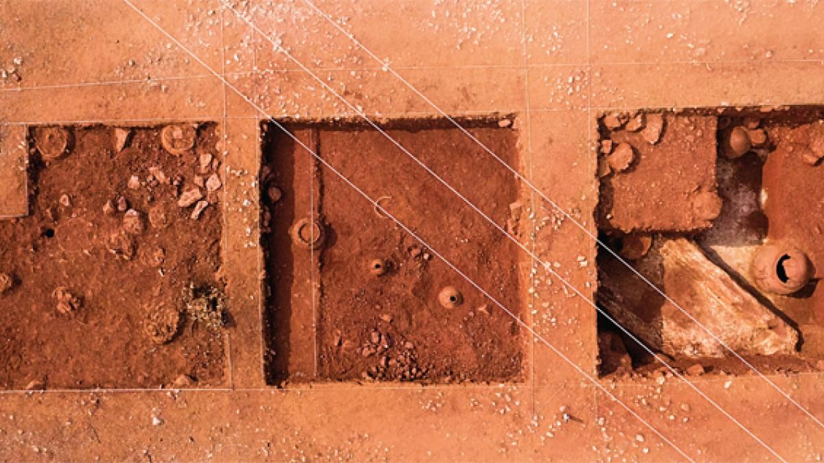 धरोहर की तलाश शिवगलै में उत्खनन वाली खाइयों का ऊपर से लिया गया चित्र; (नीचे) शिवगलै में जस का तस रखा मिला अस्थि कलश