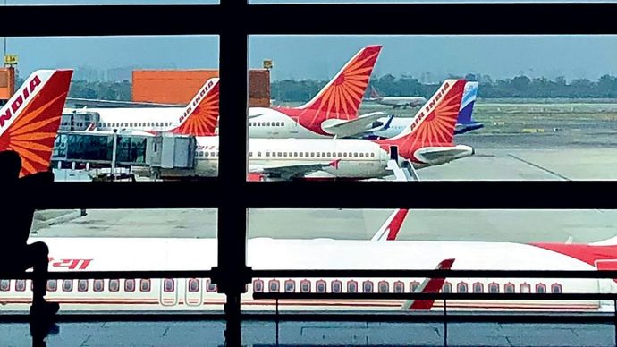 उड़ने को तैयार नई दिल्ली में इंदिरा गांधी अंतरराष्ट्रीय एयरपोर्ट पर एयर इंडिया का विमान