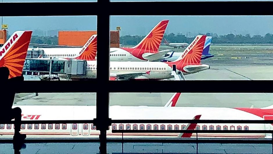 उड़ने को तैयार नई दिल्ली में इंदिरा गांधी अंतरराष्ट्रीय एयरपोर्ट पर एयर इंडिया का विमान