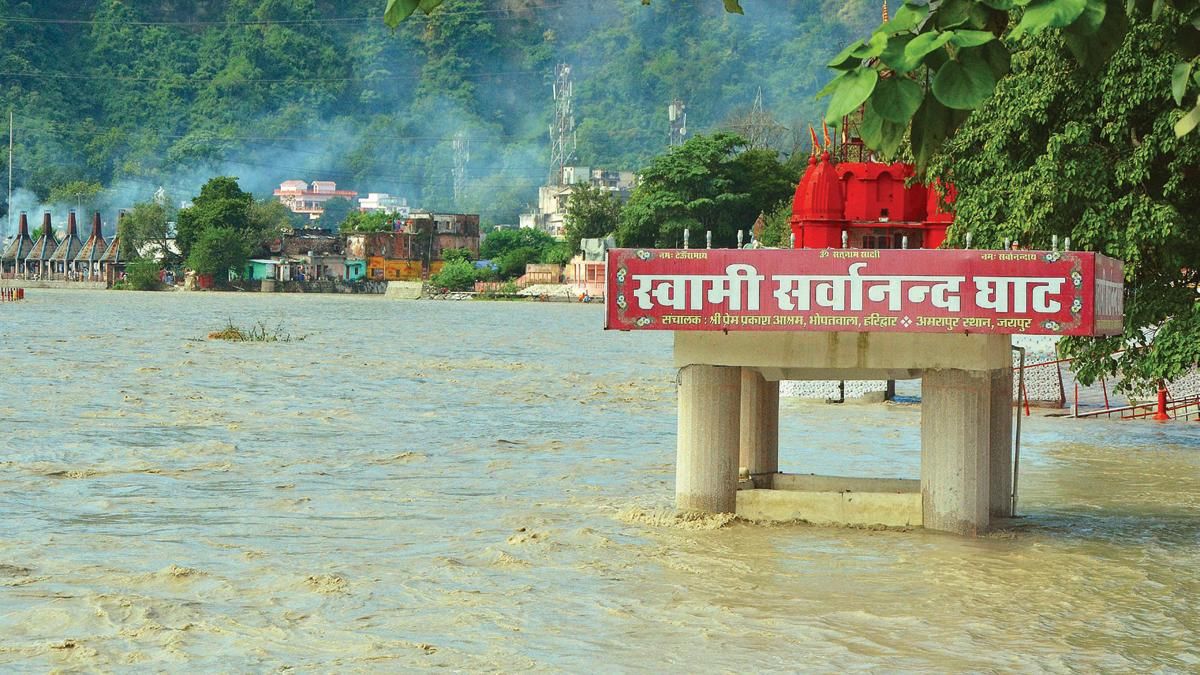 पहाड़ों में बारिश के कारण हरिद्वार के घाट जलमग्न