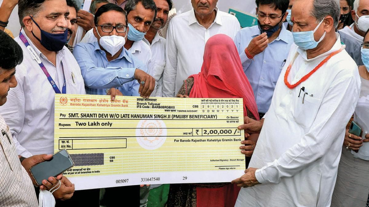 गांवों पर जोर ‘गांव के संग’ कार्यक्रम के दौरान सीएम गहलोत