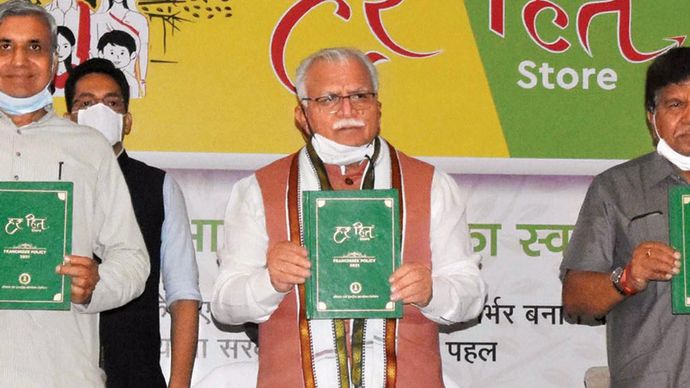 विकास को दिशा पंचकूला में हर हित स्टोर स्कीम शुरू करते मुख्यमंत्री खट्टर
