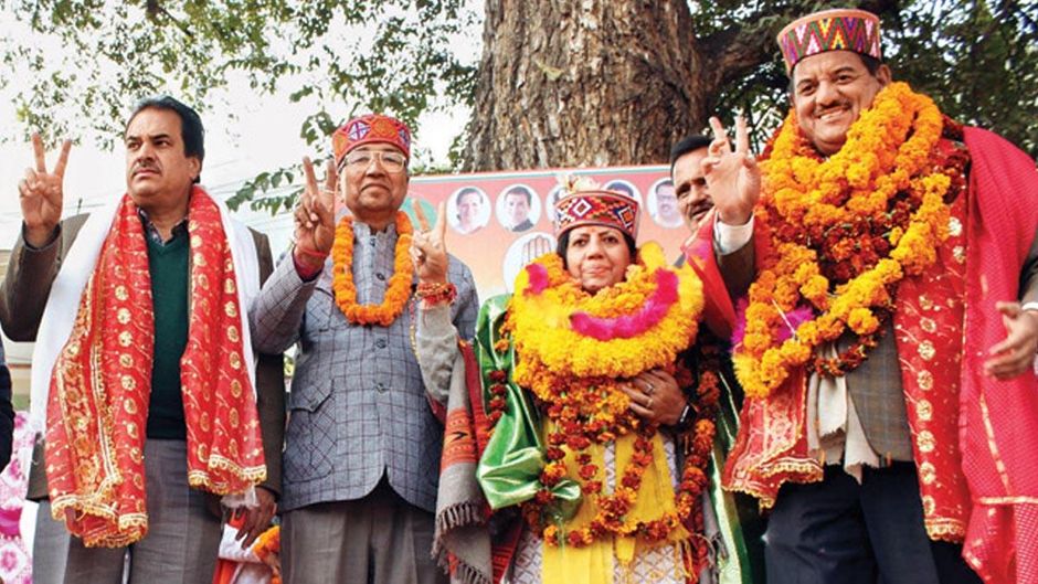 नई जिंदगी मंडी संसदीय सीट पर उपचुनाव में चुनी गईं कांग्रेस की प्रतिभा सिंह (बीच में) और पार्टी के दूसरे नेता