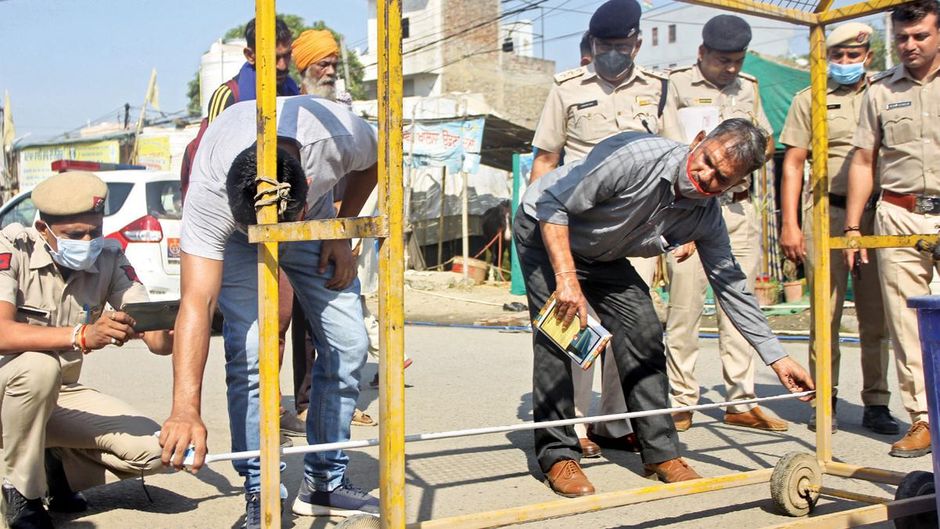 खौफनाक वारदात सिंघु बॉर्डर पर लखबीर सिंह की हत्या वाली जगह पर पुलिस अधिकारी