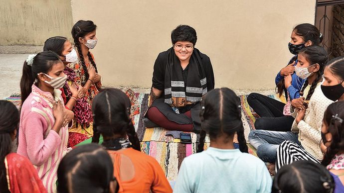 बचाव का अभियान : दिल्ली में अपने ऑफिस में सोनल कपूर (बीच में) उन बच्चों के साथ जिनके लिए प्रोत्साहन काम कर रहा है