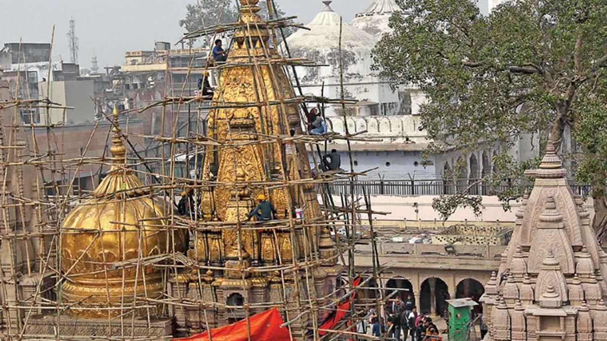 धार्मिक पुनरुत्थान काशी विश्वनाथ मंदिर के गलियारे के निर्माण का दृश्य (बाएं और ऊपर)