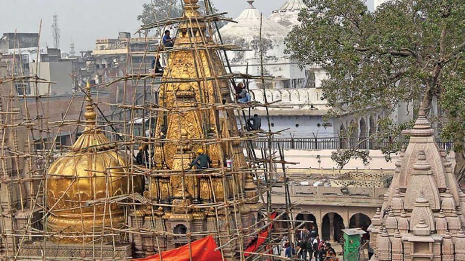 धार्मिक पुनरुत्थान काशी विश्वनाथ मंदिर के गलियारे के निर्माण का दृश्य (बाएं और ऊपर)