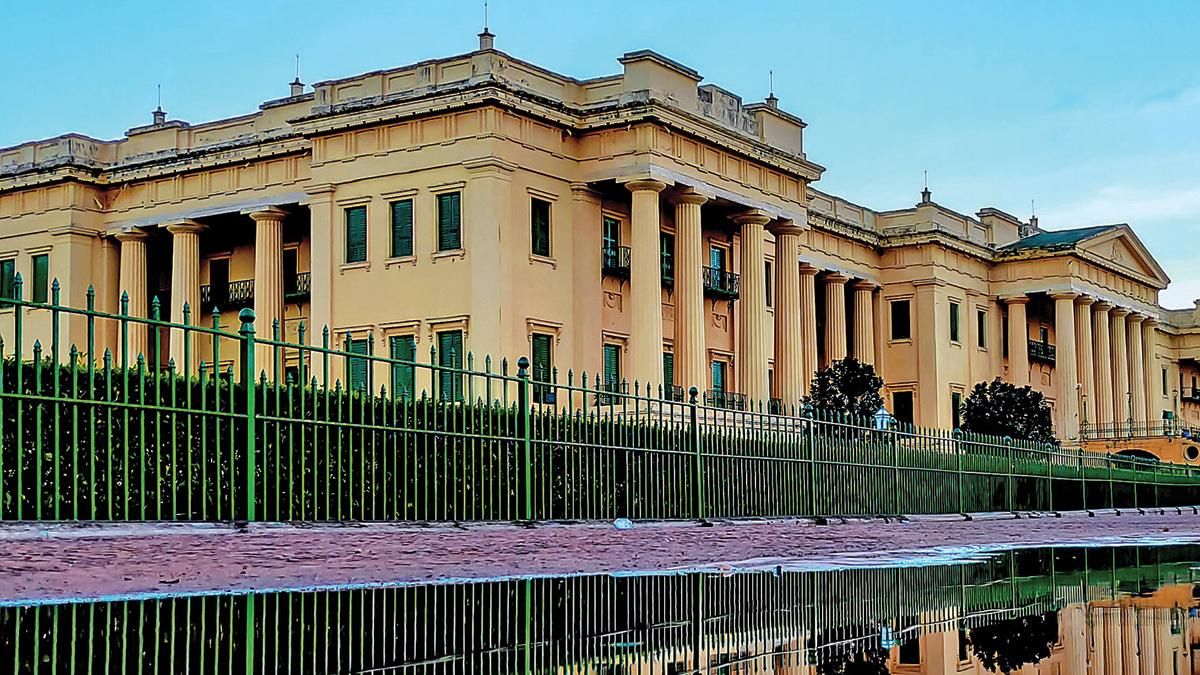 मुर्शिदाबाद में हजारदुआरी पैलेस