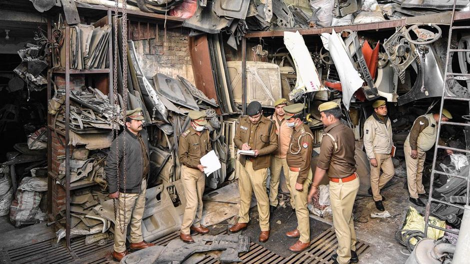 काम का कबाड़ सोतीगंज में हाजी इकबाल के जब्त किए गए गैराज में वाहनों के कलपुर्जों की जांच करते सहायक पुलिस अधीक्षक सूरज राय और अन्य पुलिस कर्मी