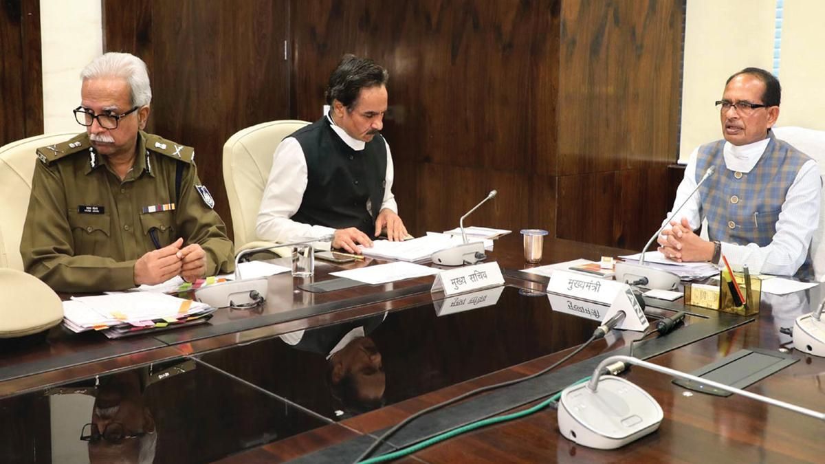 शासन डीजीपी विवेक जौहरी और मुख्य सचिव इकबाल सिंह बैंस के साथ सीएम चौहान
