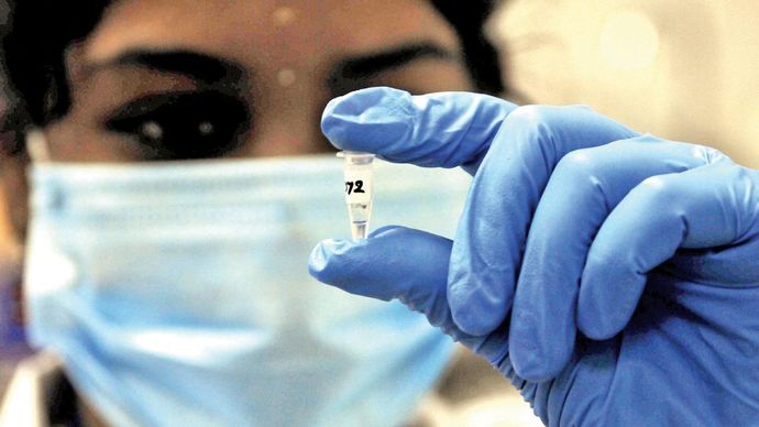 कितना गंभीर चेन्नै में चिकित्सा और ग्रामीण स्वास्थ्य सेवा निदेशालय के कैंपस में जीनोम सीक्वेंसिंग और आरटी-पीसीआर लैब में एक सैंपल के साथ स्वास्थ्यकर्मी
