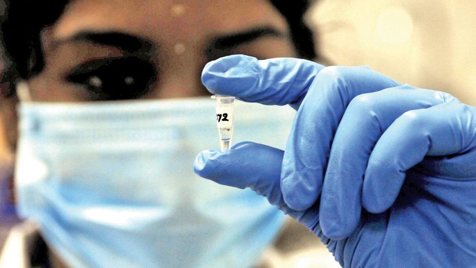 कितना गंभीर चेन्नै में चिकित्सा और ग्रामीण स्वास्थ्य सेवा निदेशालय के कैंपस में जीनोम सीक्वेंसिंग और आरटी-पीसीआर लैब में एक सैंपल के साथ स्वास्थ्यकर्मी