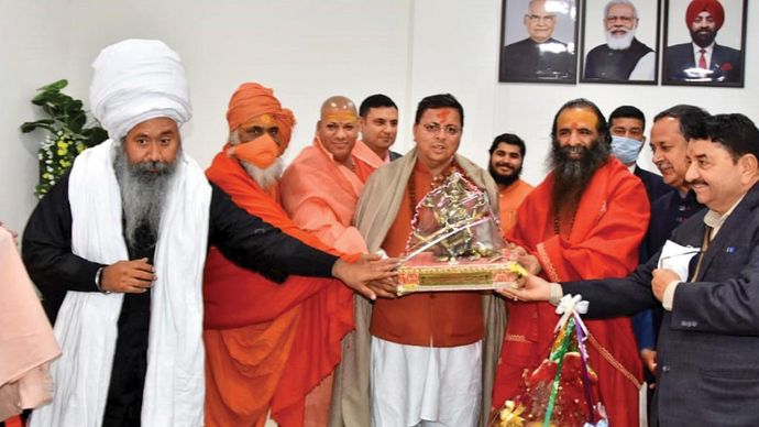 साधु-संतों के साथ उत्तराखंड के मुख्यमंत्री पुष्कर सिंह धामी