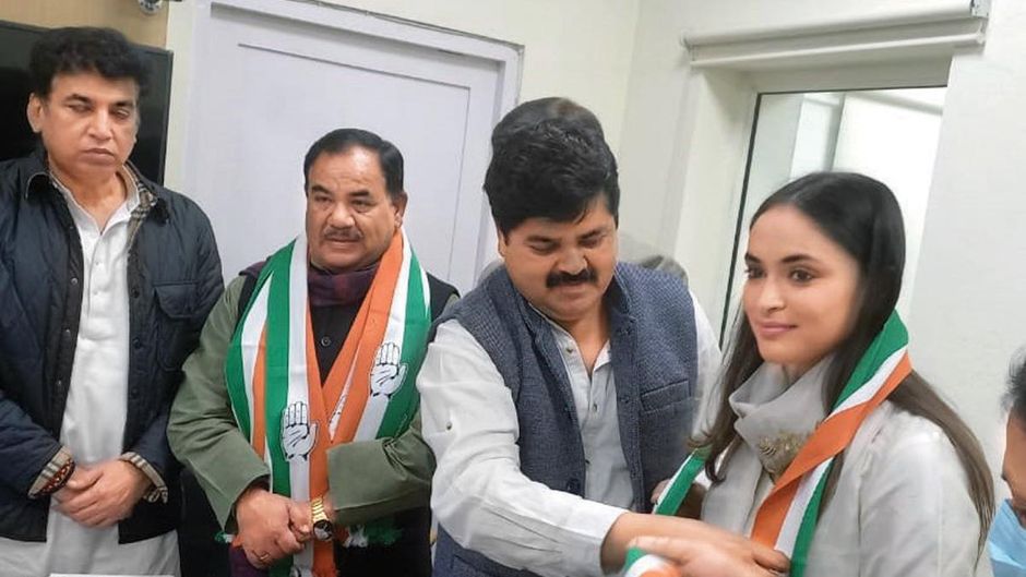 नई पारी मॉडल अनुकृति गुसाईं (दाएं से दूसरी) लैंसडाउन से कांग्रेस उम्मीदवार हैं