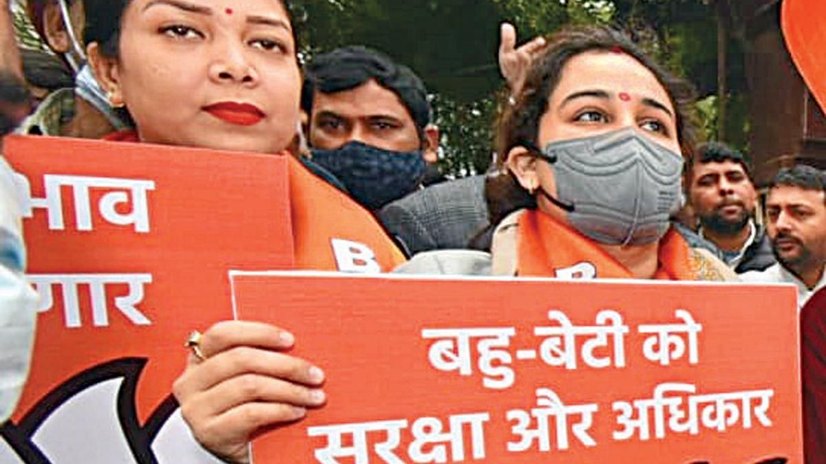 बदल लिया पाला भाजपा का प्रचार करतीं प्रियंका मौर्य (बाएं) और अपर्णा यादव