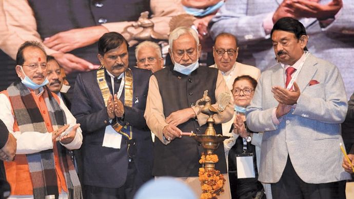 नहीं बदले हालात कॉन्फ्रेंस के दौरान मुख्यमंत्री के साथ आइएमए के पदाधिकारी बगैर मास्क के