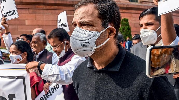 पीछे से नेतृत्व दिसंबर 2021 में सांसदों के निलंबन के खिलाफ हुए प्रदर्शन में राहुल गांधी