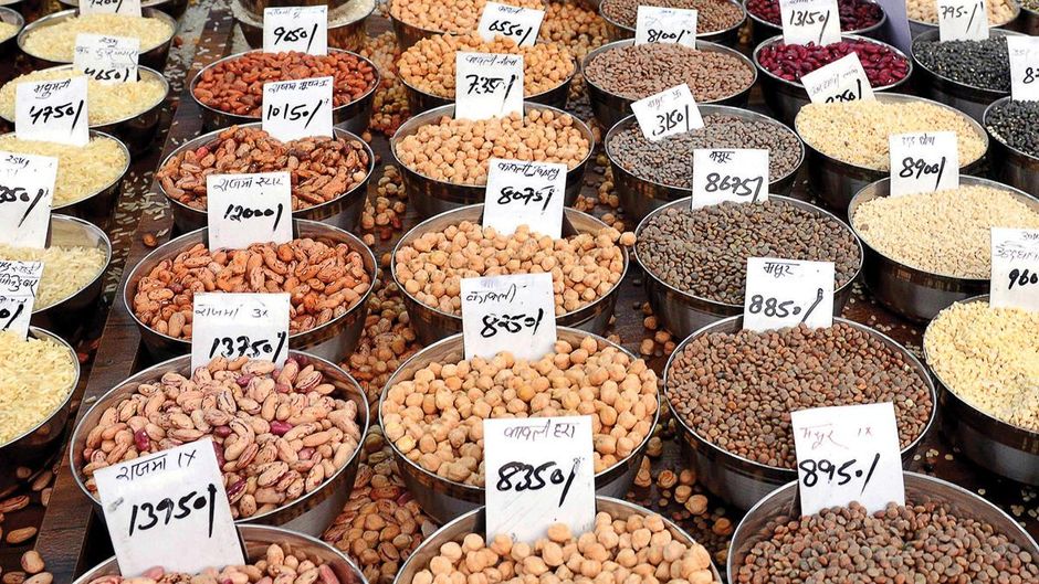 दालों के बढ़ते दाम: पुरानी दिल्ली का खारी बावली मार्केट. खाद्य पदार्थों के ऊंचे दामों की वजह से दिसंबर 2021 में खुदरा महंगाई दर पांच महीनों ·े उच्चतम स्तर पर रही.