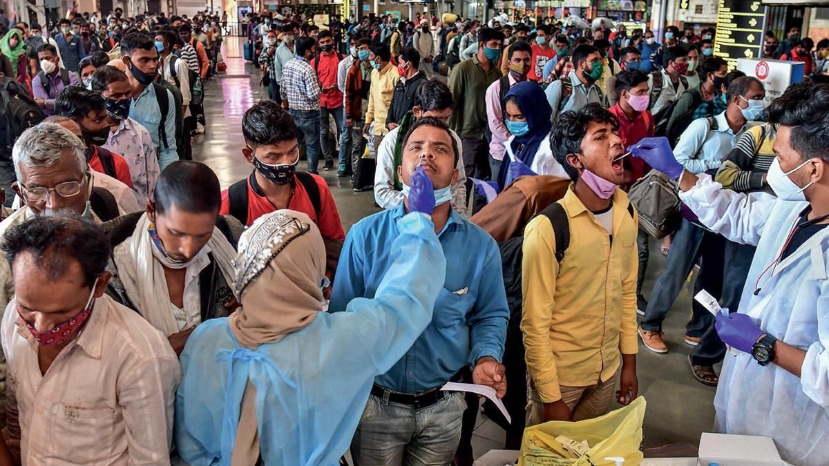 पश्चाताप से बेहतर सुरक्षा 29 दिसंबर को मुंबई के एक रेलवे स्टेशन में कोविड टेस्टिंग