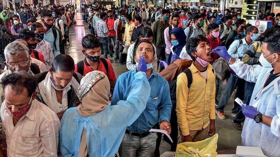 पश्चाताप से बेहतर सुरक्षा 29 दिसंबर को मुंबई के एक रेलवे स्टेशन में कोविड टेस्टिंग