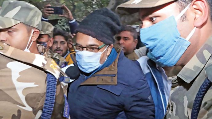 गिरफ्त में कंपाउंड व्यापारी पीयूष जैन को कानपुर सेशन कोर्ट में पेशी के लिए ले जाते यूपी के पुलिस कर्मी