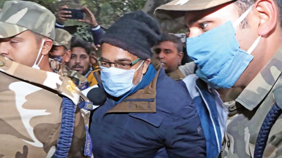 गिरफ्त में कंपाउंड व्यापारी पीयूष जैन को कानपुर सेशन कोर्ट में पेशी के लिए ले जाते यूपी के पुलिस कर्मी