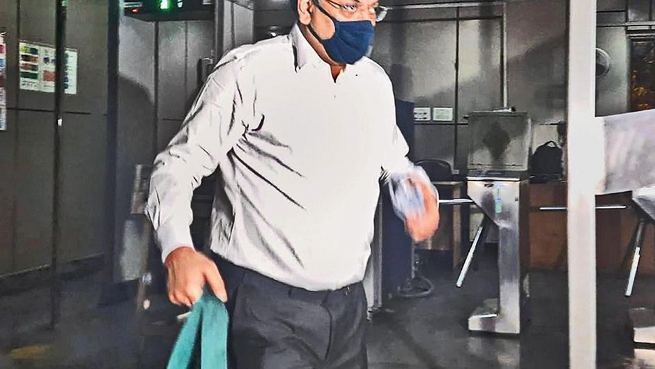 सवालों का वक्त नई दिल्ली में 21 फरवरी को सीबीआइ कार्यालय से बाहर निकलते ऋषि अग्रवाल