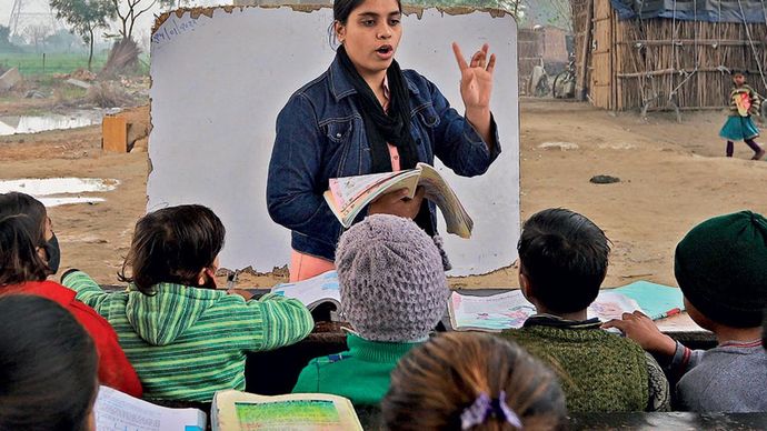 आसमां के नीचे दिल्ली में एक पुल के तले चलती गरीब बच्चों की क्लास