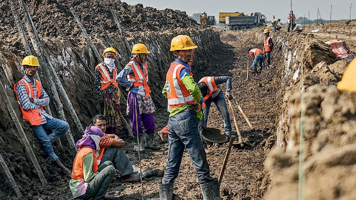 सुस्त रफ्तार पहले से ही विलंबित चल रहे दिल्ली-मुंबई इंडस्ट्रियल कॉरिडोर की गुजरात में धोलेड़ा साइट में काम में लगे कर्मचारी.