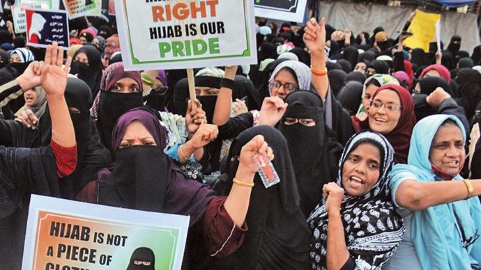 विरोध के चेहरे हिजाब को लेकर कर्नाटक सरकार के फैसले के खिलाफ ठाणे के मुंबई में रैली निकालतीं मुस्लिम महिलाएं; उडुपी के महात्मा गांधी मेमोरियल कॉलेज में केसरिया साफा पहनकर विरोध करते छात्र