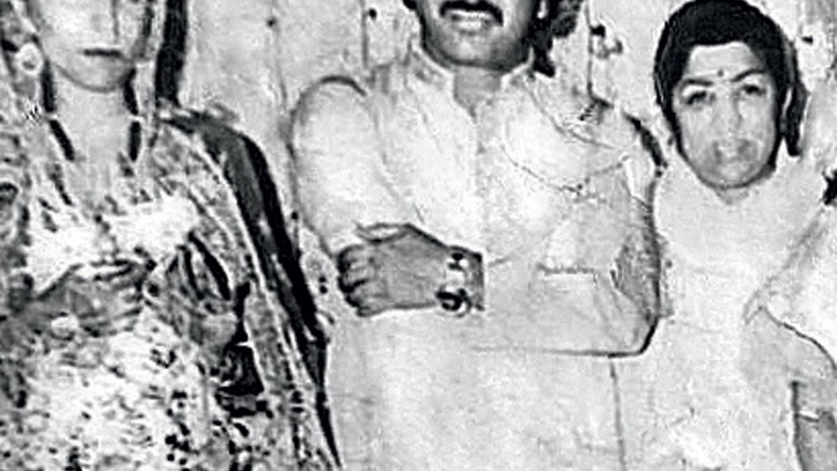 संगीतकार मदन मोहन की बेटी की शादी के मौके पर हुसैन बख्श और (बाएं) लता मंगेशकर