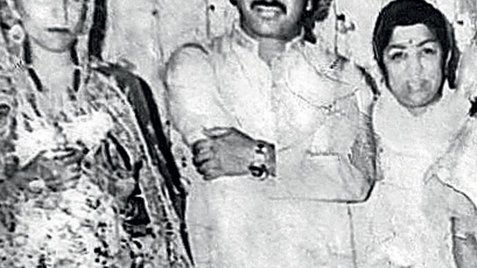 संगीतकार मदन मोहन की बेटी की शादी के मौके पर हुसैन बख्श और (बाएं) लता मंगेशकर