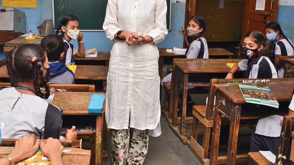 खाई पाटने के लिए पहला अक्षर की कार्यक्रम निदेशक राधा गोयनका बच्चों के साथ एक बार में एक सीढ़ी