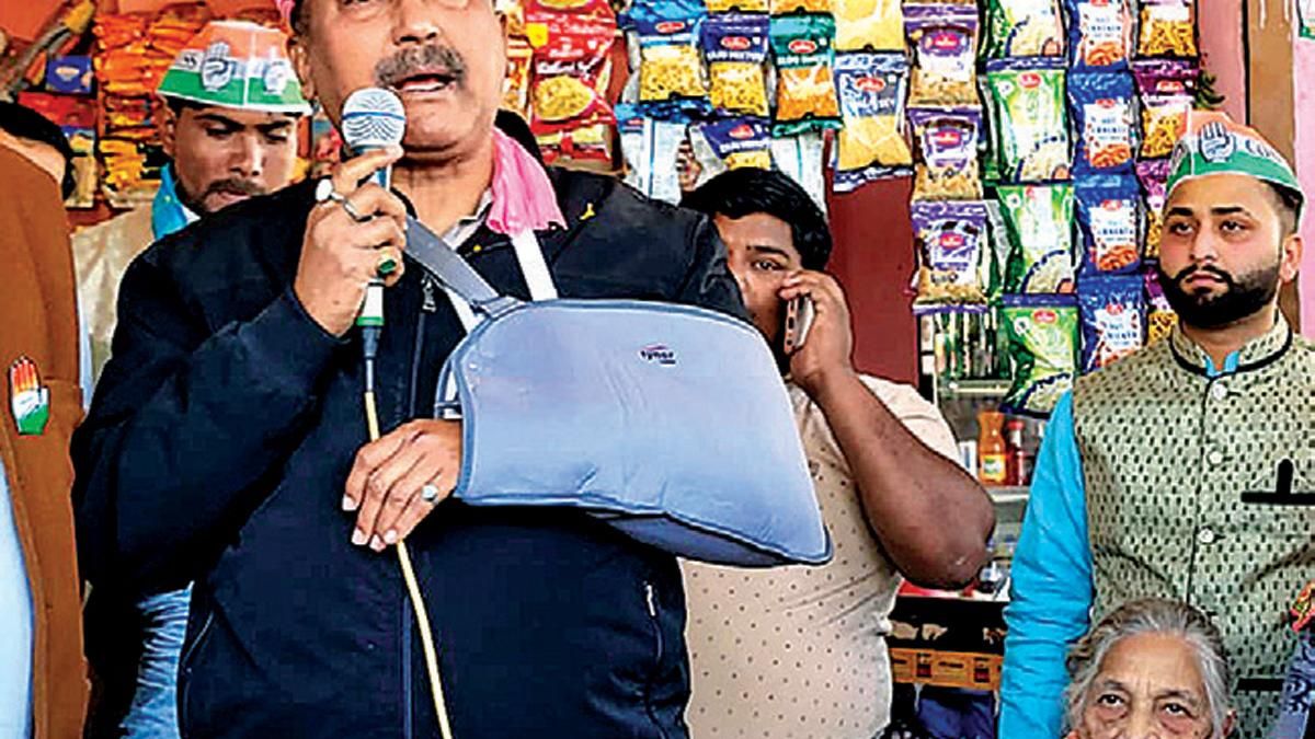 एक हाथ से कांग्रेस उम्मीदवार प्रदीप माथुर