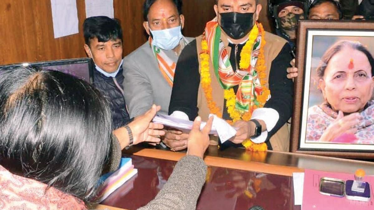 सहानुभूति की आस सुमित हृदयेश अपनी दिवंगत मां इंदिरा हृदयेश की तस्वीर को साथ लेकर नामांकन करने पहुंचे
