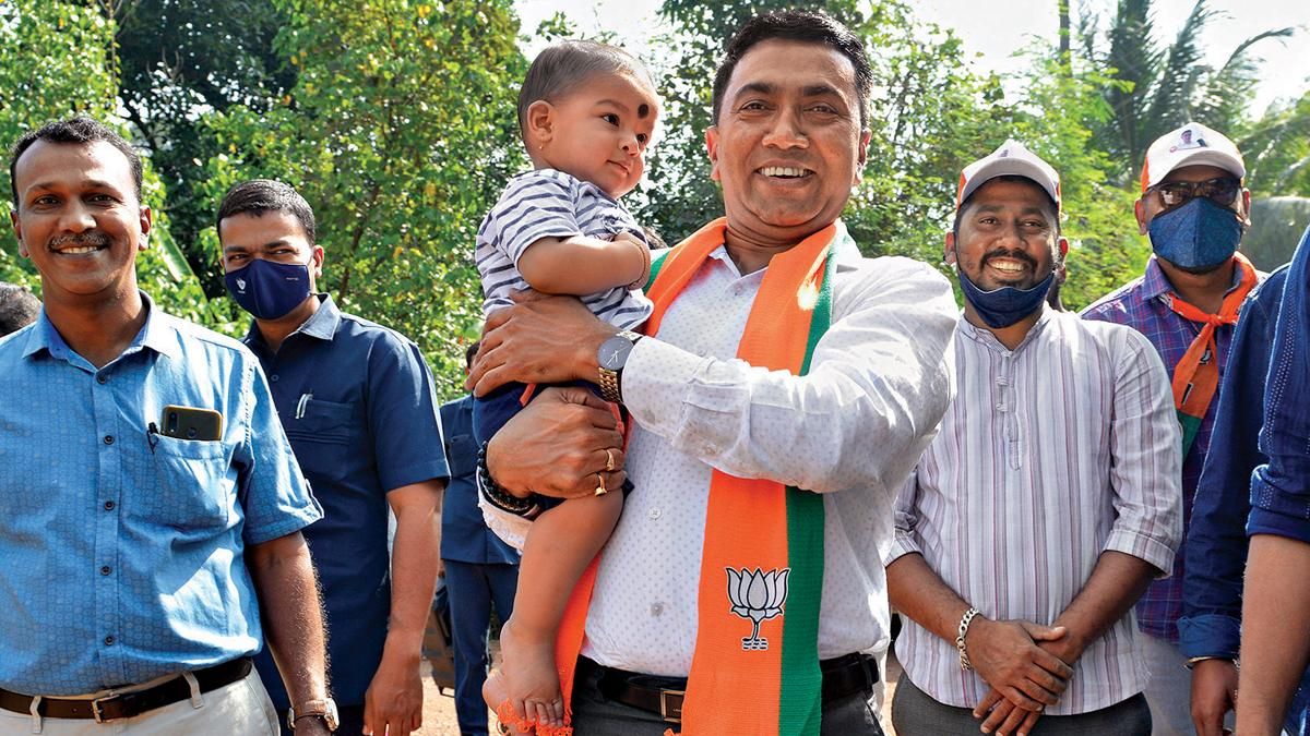 तेवर अपने-अपने सांखली में प्रचार करते गोवा के मुख्यमंत्री प्रमोद सावंत