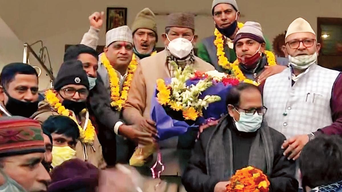 घर में कलह देहरादून में पार्टी के नेताओं के साथ हरीश रावत
