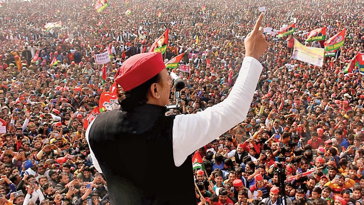 दारोमदार एक सभा के दौरान लोगों को संबोधित करते अखिलेश यादव