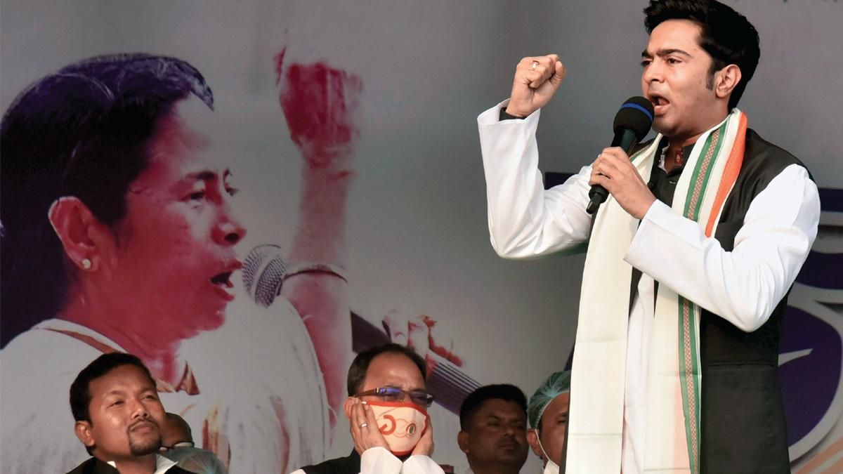 अलग राह पर दक्षिण दिनाजपुर जिले में  टीएमसी की एक रैली में अभिषेक बनर्जी 