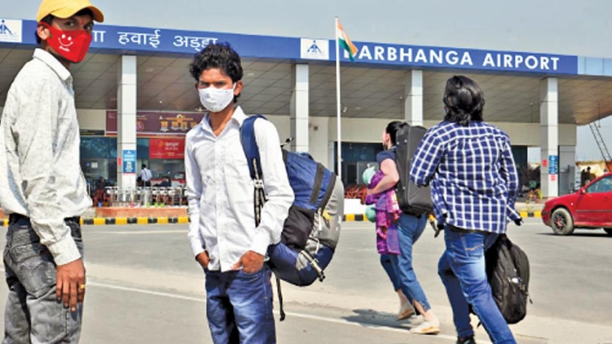 उमंगों की उड़ान दरभंगा एयरपोर्ट पर अपनी फ्लाइट पकड़ने आए यात्री