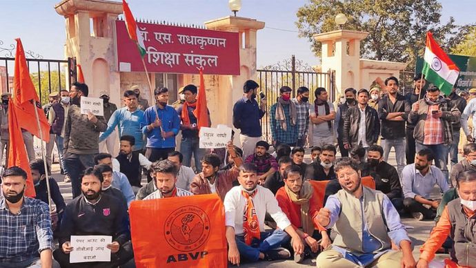 बड़ी मुश्किल घोटाले की सीबीआइ जांच की मांग करते प्रदर्शनकारी