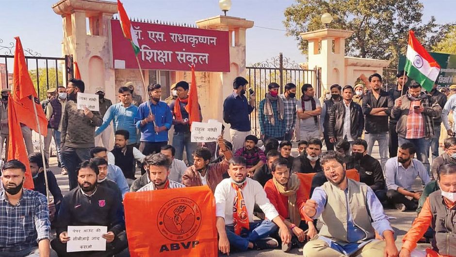 बड़ी मुश्किल घोटाले की सीबीआइ जांच की मांग करते प्रदर्शनकारी