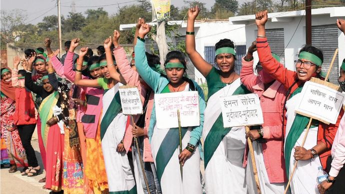 नाराजगी 'बाहरी भाषा नाय चलतो' नारे के साथ विरोध-प्रदर्शन में महिलाओं ने भी हिस्सा लिया